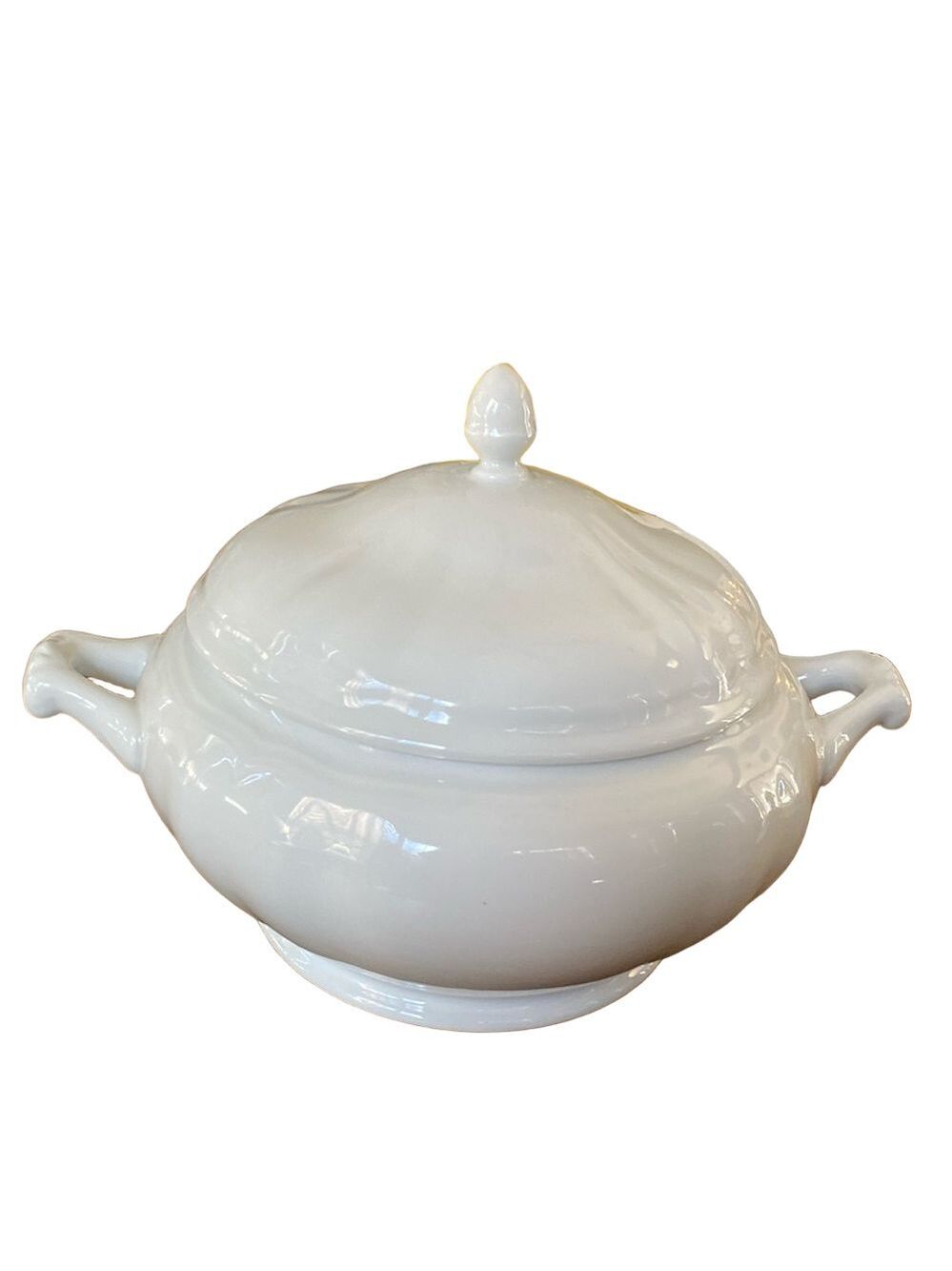 Sur la table bowl with lid